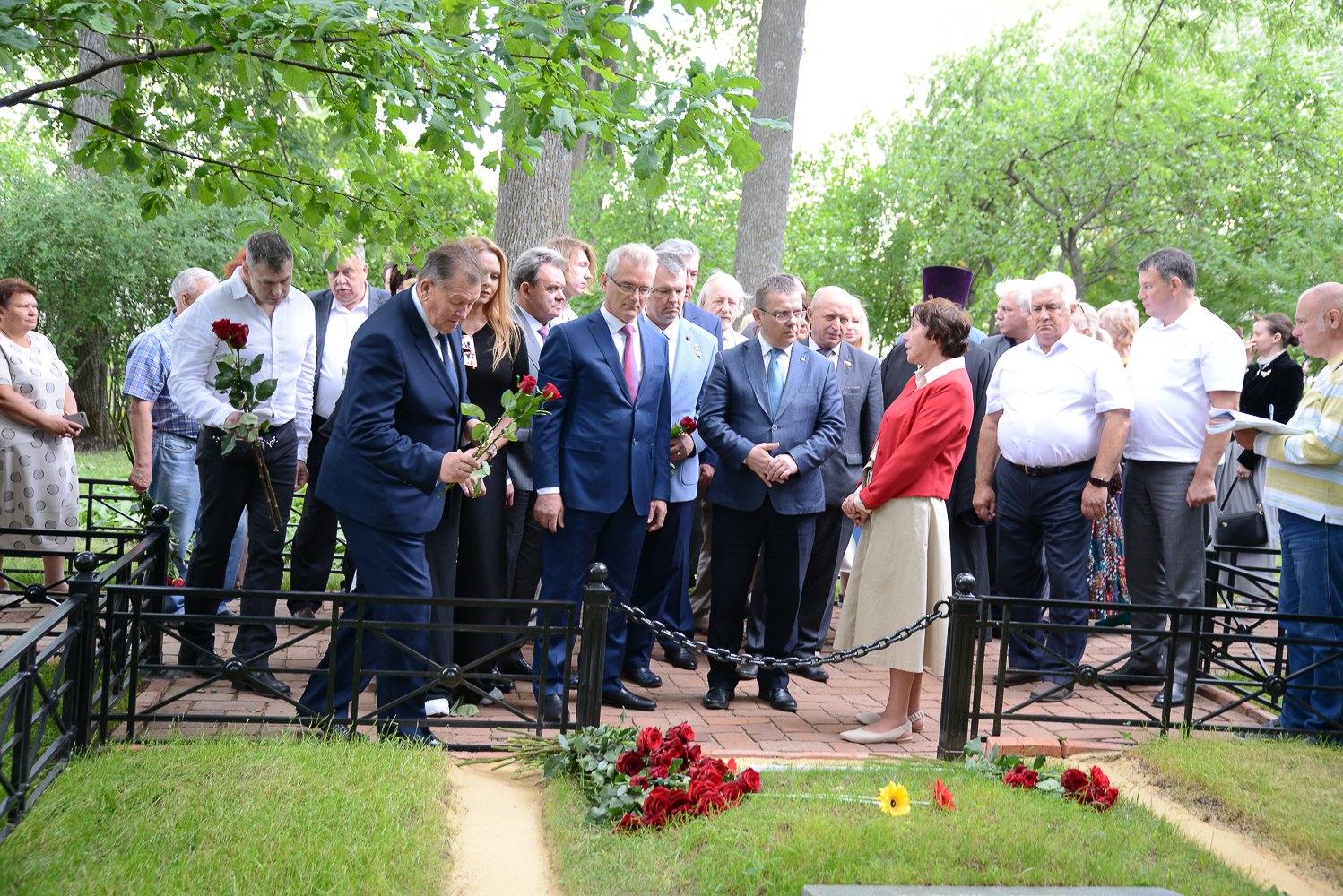 Возложение цветов на  могилу М.Ю. Лермонтова. Фото: А. Семенов