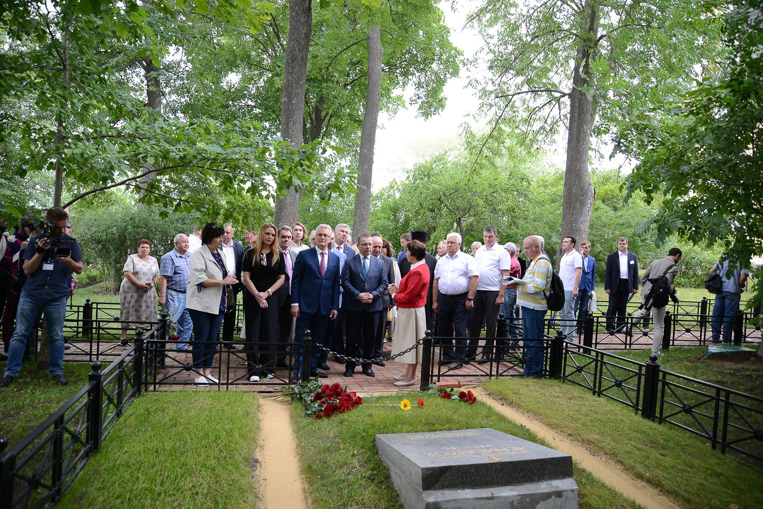 Возложение цветов на  могилу М.Ю. Лермонтова. Фото: А. Семенов