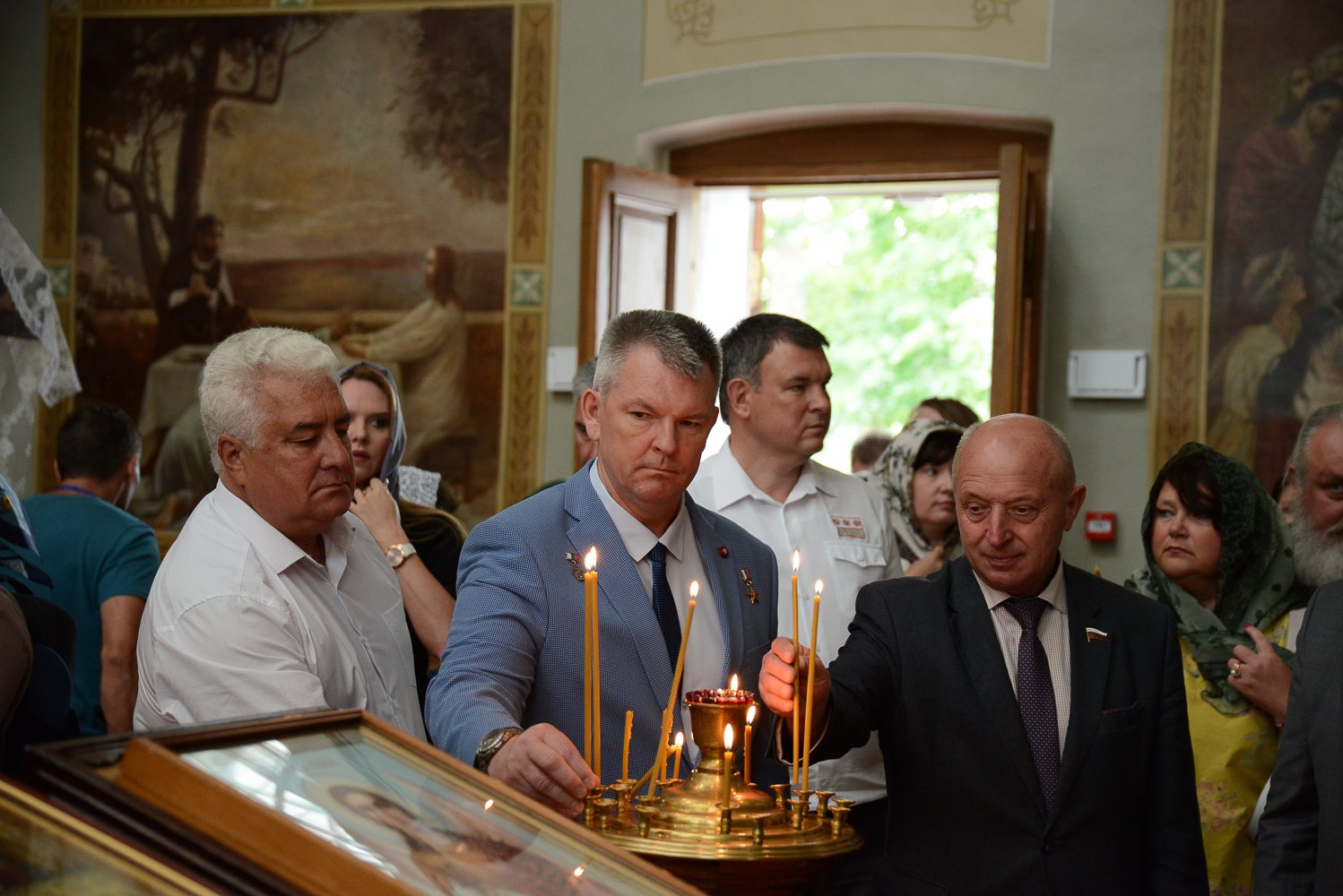 Возложение цветов на  могилу М.Ю. Лермонтова. Фото: А. Семенов