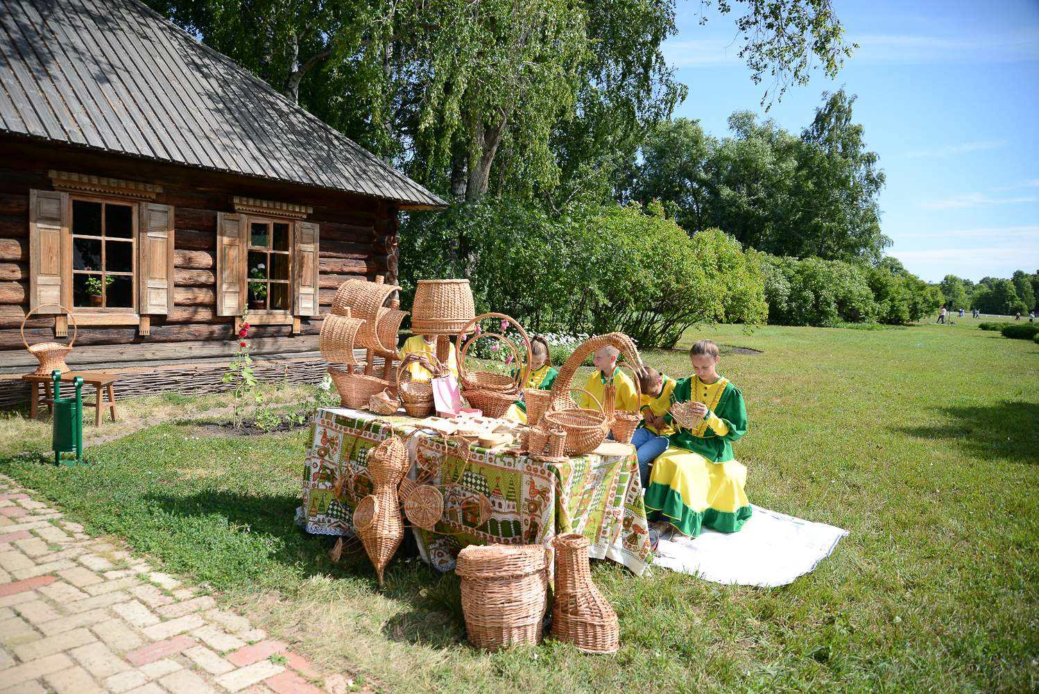 Работа интерактивных площадок с мастер-классами на территории музея «Тарханы». Фото: А. Семенов
