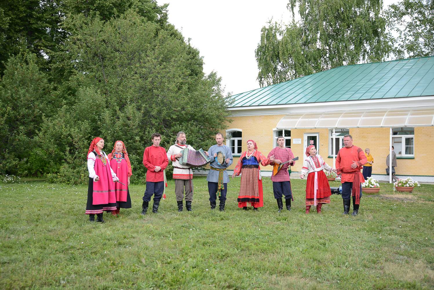 Выступление фольклорного коллектива «Миряне» у административного здания музея «Тарханы». Фото: А. Семенов