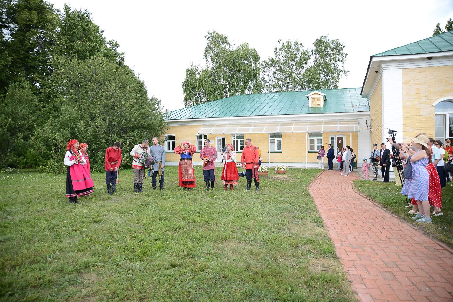 Выступление фольклорного коллектива «Миряне» у административного здания музея «Тарханы». Фото: А. Семенов