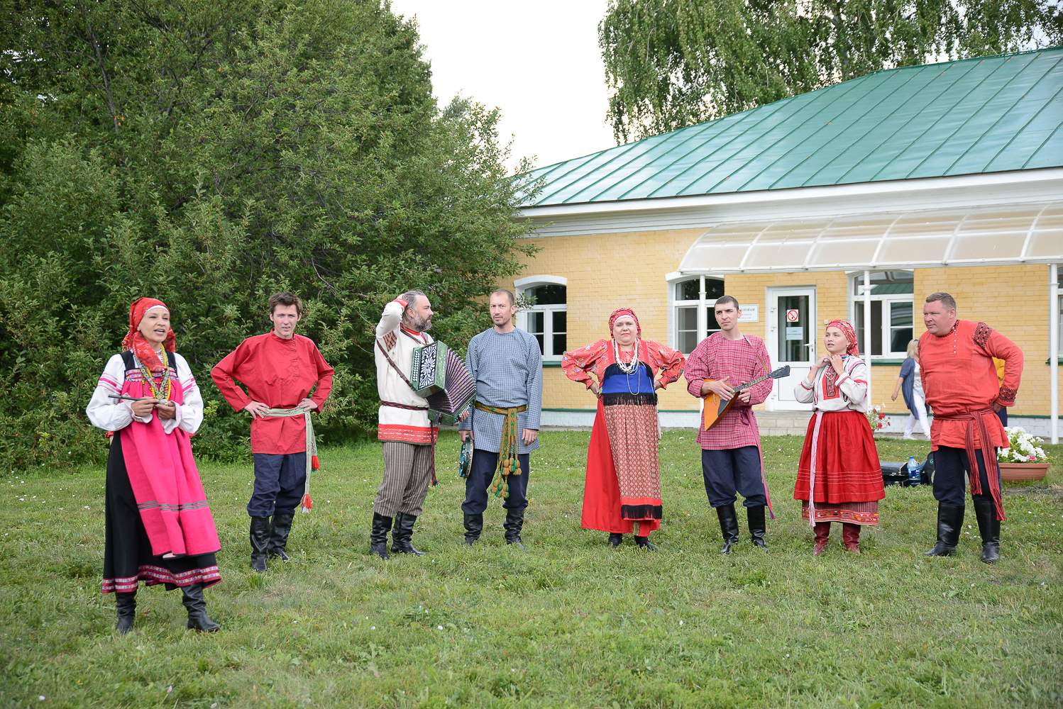 Выступление фольклорного коллектива «Миряне» у административного здания музея «Тарханы». Фото: А. Семенов