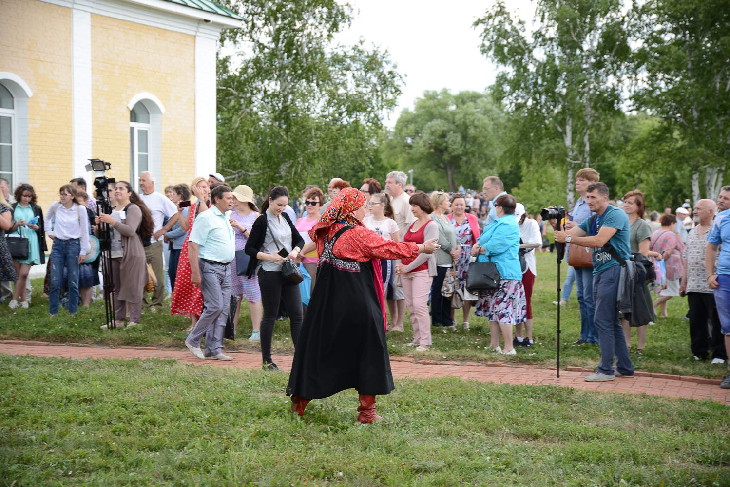 Выступление фольклорного коллектива «Миряне» у административного здания музея «Тарханы». Фото: А. Семенов