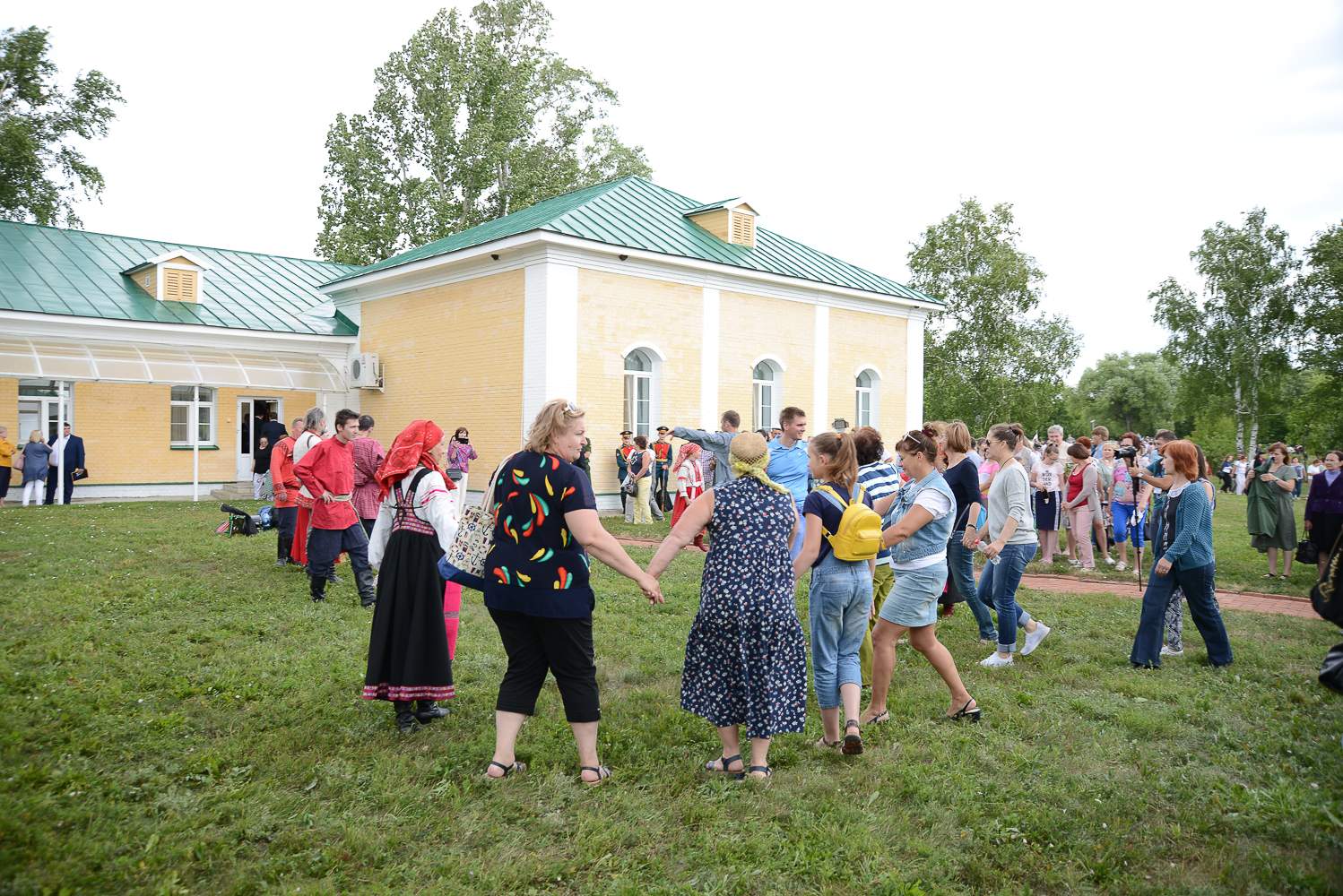 Выступление фольклорного коллектива «Миряне» у административного здания музея «Тарханы». Фото: А. Семенов