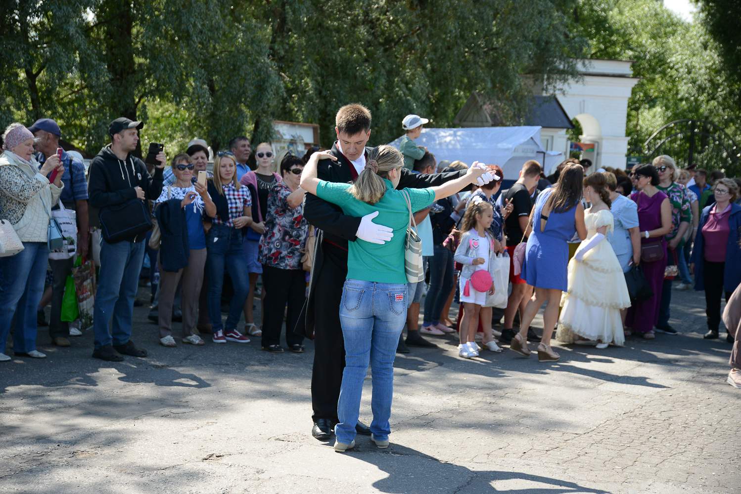 Мастер-класс по обучению элементам вальса на подъездной площадке музея «Тарханы». Фото: А. Семенов