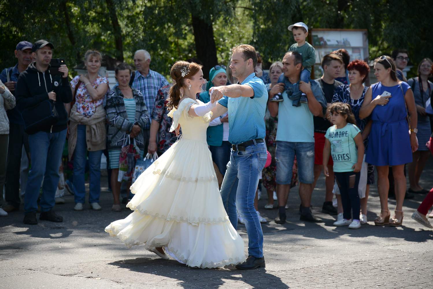 Мастер-класс по обучению элементам вальса на подъездной площадке музея «Тарханы». Фото: А. Семенов