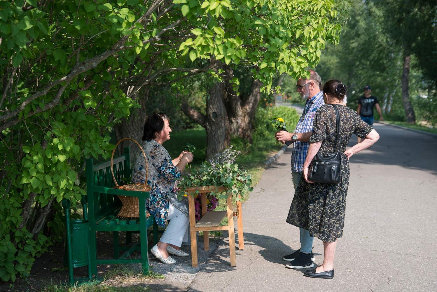 Мастер- класс «Цветы поэту» у каретника проводит Алексеева Татьяна. Фото: А. Семенов