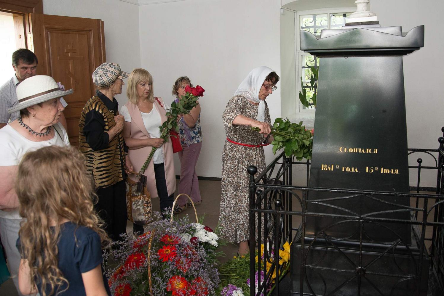 Возложение цветов на могилу М.Ю. Лермонтова. Фото: А. Семенов