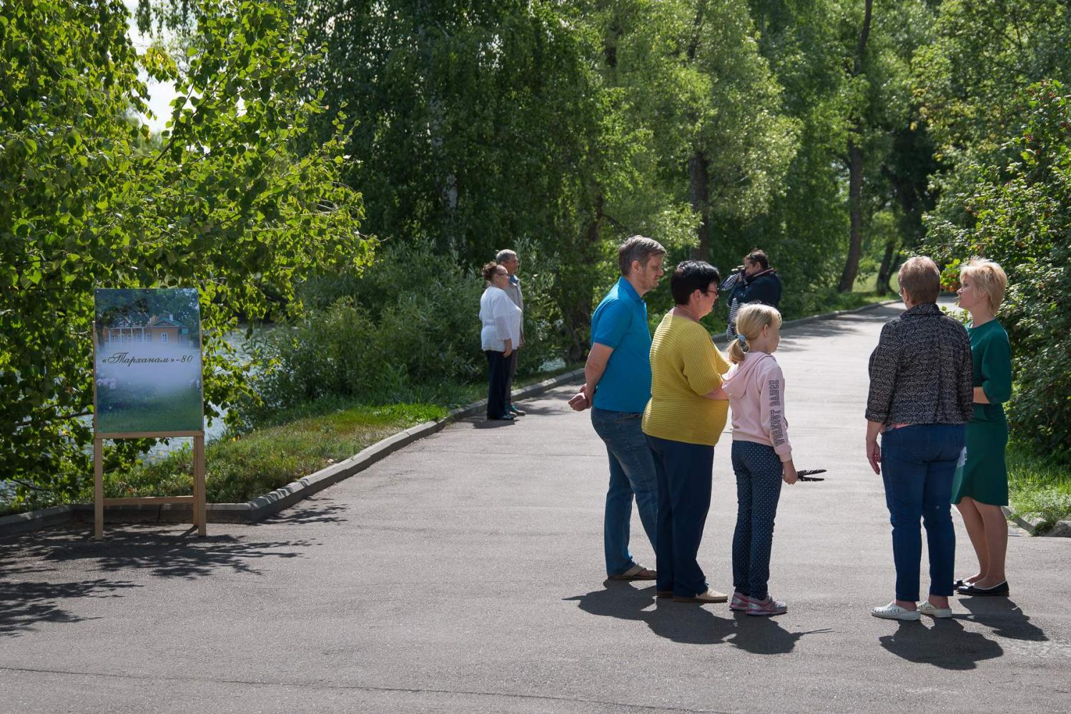 Возле входа на усадьбу. Фото: А. Семенов