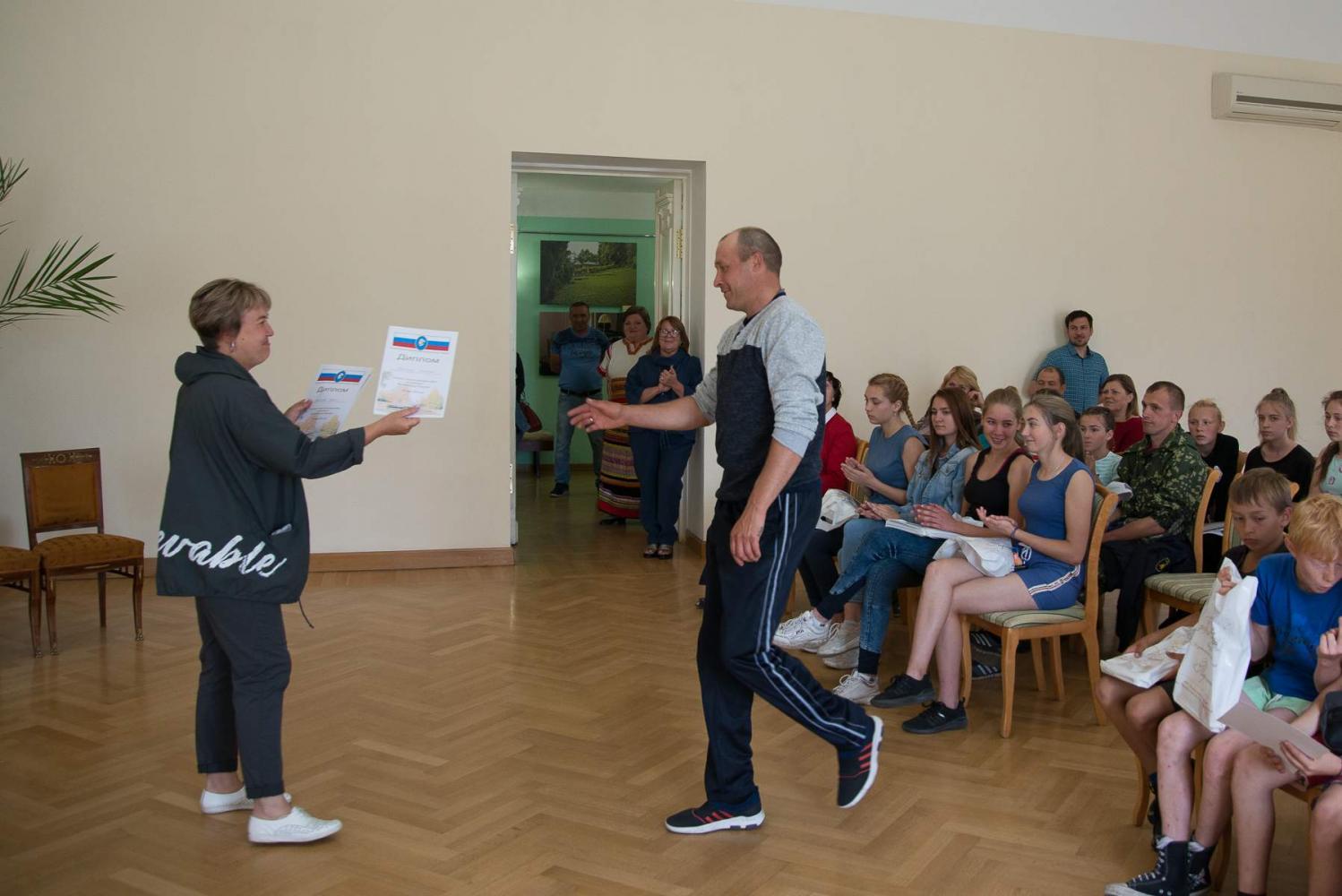Вручение дипломов участникам легкоатлетического забега. Фото: А. Семенов