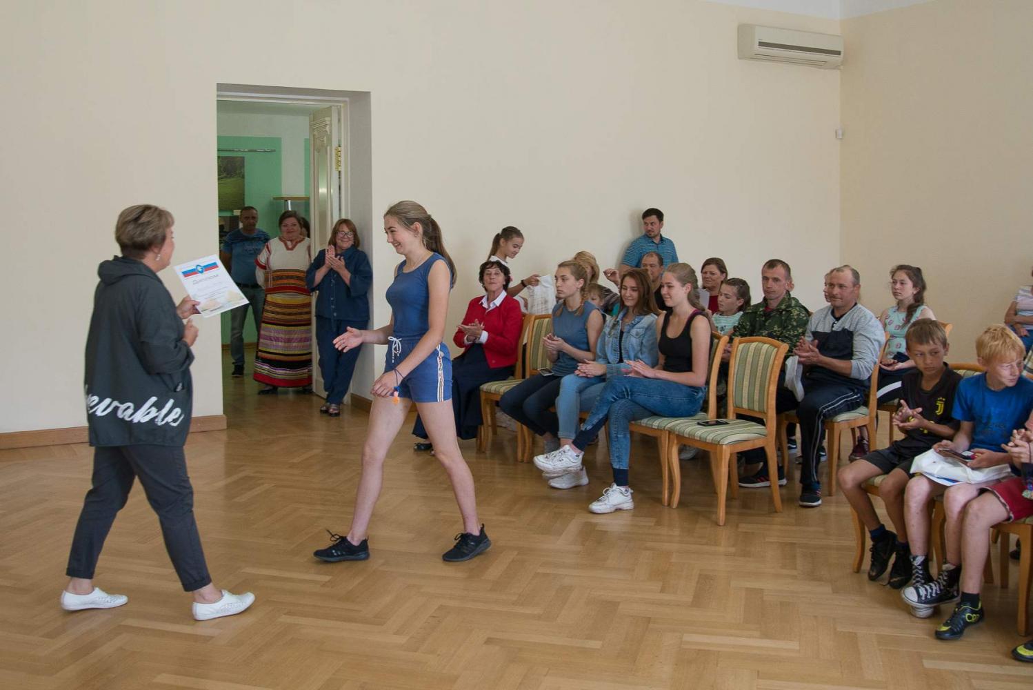 Вручение дипломов участникам легкоатлетического забега. Фото: А. Семенов