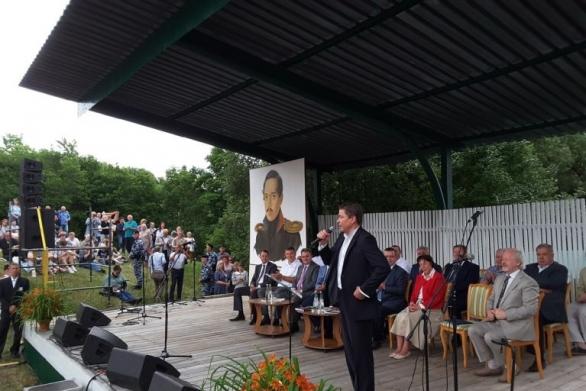 Сергей Маховиков спел вместе с гостями Лермонтовского праздника в «Тарханах