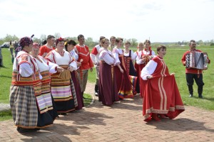 Танцы в "Тарханах" под аккомпанемент ложками 