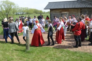 Гости праздника танцуют в "Тарханах" на Пасху 